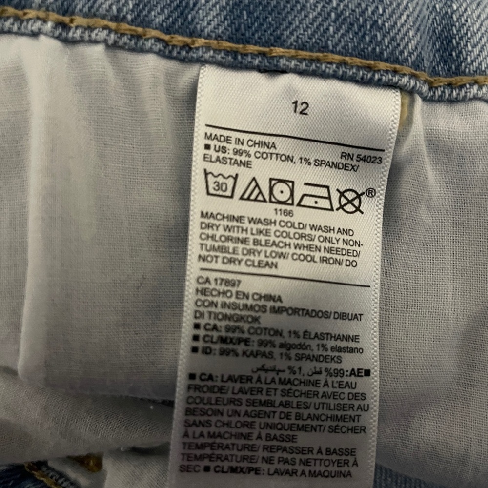 Old Navy ladies Jean shorts size 12 boyfriend ripped style - Picture 5 of 5